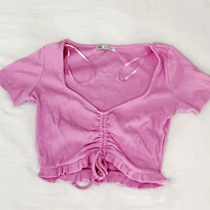 Zaratopp - Så fin topp från Zara som är perfekt till sommaren. Kommer tyvärr it till användning💞Säljer likadana i svart och grön!