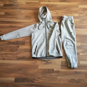 Nike tech  - Äkta nike tech. Säljer billigt dp jag bara vill få ut de ut huset användes av min bror 