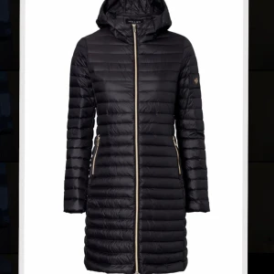 Hollies vår jacka  - Inköps pris 2250kr endast använt ett par gånger, ny skick. Pris kan diskuteras vid snabbaffär. (Silvrig dragkedja och märke på armen) bild på förfrågan. 