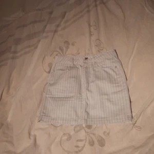 Kjol - Ja det är en kjol. I bra behåll enligt mig som inte använt något speciellt ofta