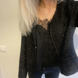 Glittrig jacka  - Skitsnygg svart glittrig jacka/ kavaj, älskar denna så himla mycket men den kommer tyvärr inte till så mycket användning 