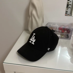 Keps svart - Säljer denna svarta kepsen, använd en gång!❤️