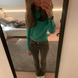 Tröja - Fin tröja med guldknappar💗 köptes för ungefär ett år sen har bara använts typ tre gånger!  Frakten är 12kr