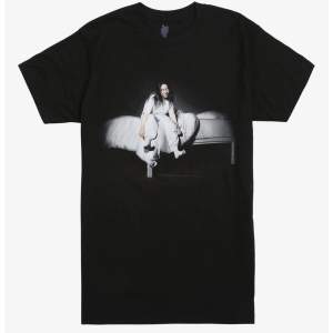 Billie Eilish t shirt som ej säljs längre på hennes hemsida så den är väldigt svår att få tag på. Den köptes för 3 år sen och är knappt använd. Den är i bra skick. Storlek S men skulle säga att den passar Xs också