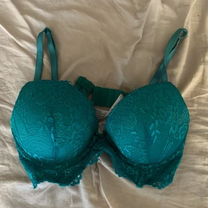 Bh - Ifrån newyorker. Använd två gånger så nästan ny skick!! Säljer då den är för stor