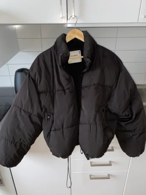 Pufferjacka - Pufferjacka från pull&bear i bra skick. Tyvärr funkar inte blixtlåset, passar s-m.