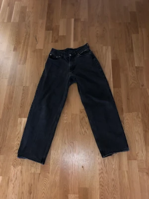 Jeans  - Hej säljer du mina jeans simning växte ur när jag var 165cm och vägde ca 53 kg . Köpte dom för 800kr och säljer för 300 . Hör av er om funderingar 
