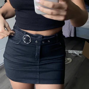 Kjol från bershka  - Storlek 34, kjol med skärp 