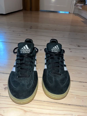 Addidas hb spezials - Säljer mina hb addidas spezials då jag köpte fel storlek. De har använts lite inomhus och har minimalt slitag. 