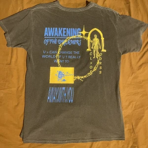 T-shirt - Oversized t-shirt med snyggt tryck på ryggen. Mycket bra skick! Från junkyard :)