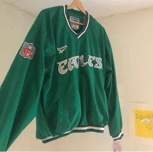 reebok jersey - REPOST. Säljer denna så fina och unika jersey från reebok, köpte den här på plick för 1,5 år sedan men endast använd 2-3ggr. Den är i nyskick och har inga defekter!❤️skriv för fler bilder! 