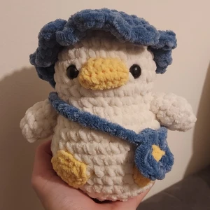 Handgjord - Liten eller stor anka med hatt och väska som man kan ta av❤️🦆en liten kostar 150kr och den stora  250kr