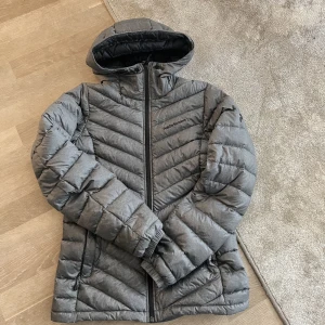 Peak Performance damjacka  - Peak performance dunjacka. Använd väldigt varsamt, känns som ny. Lagom med fyllning för både vår/höst/vinter  Inga defekter.  Storlek: S  Nypris 2.800kr