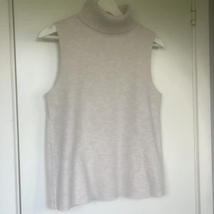 Väst ifrån zara  - Väst ifrån Zara, super fin använd 2 gånger, finns matchade delar att köpa i butik