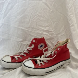 Röda Converse - Säljer dessa superfina röda conversen då de tyvärr blivit för små för mig. Säljer de för 350 kr + frakt!💓💓