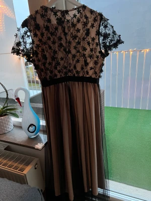 Klänning  - Fin spetsklänning .Har använt en gång 