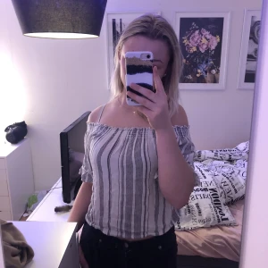 Fin Topp  - Säljer då min fina t-shirt från Kappahl. Den är fläck fri och i bra skick💕