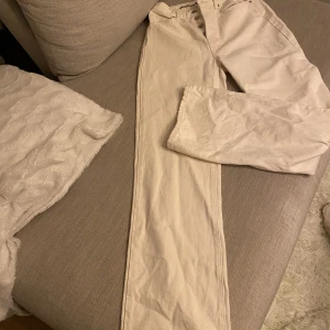 Helt nya wide jeans från BikBok - Helt nya eccho jeans från bikbok i strl 30/32. Lagom om du är omkring 175 cm lång. Inköpta för 600 kr. Aldrig använda💕