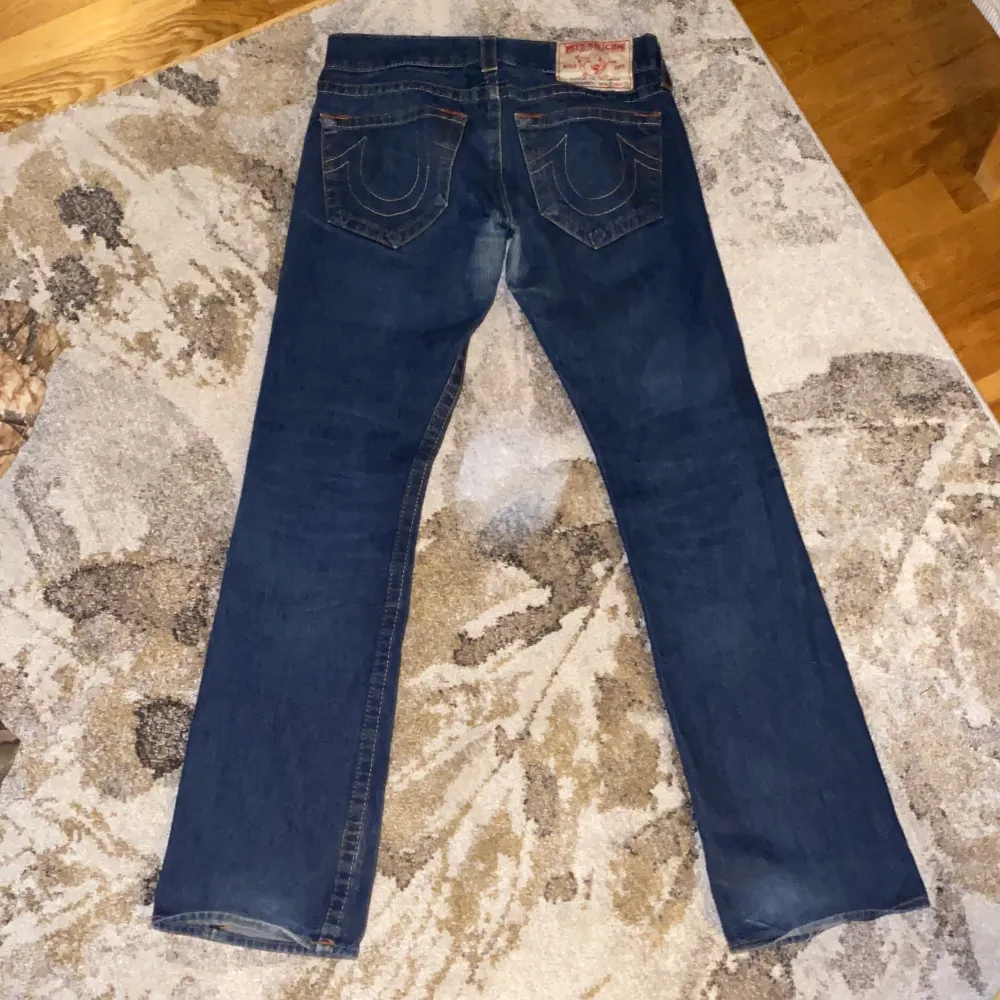 Säljer True Religion jeans storlek 30. köpta för 1000. dom är i nyskick. köpare står för frakt kan också mötas upp i stockholm (innerstad). hör av er för mer info. Jeans & Byxor.
