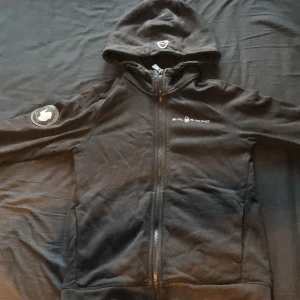 Sail Racing Luvtröja - Bra skick bara att en cirkel har gått bort på luvan.