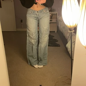 lowwaisted levis jeans - Ett par vida levi’s jeans med låg midja. Inga synliga defekter och modellen heter 585. Tryck inte på köp nu tack! Kontakta för övriga frågor💕💕
