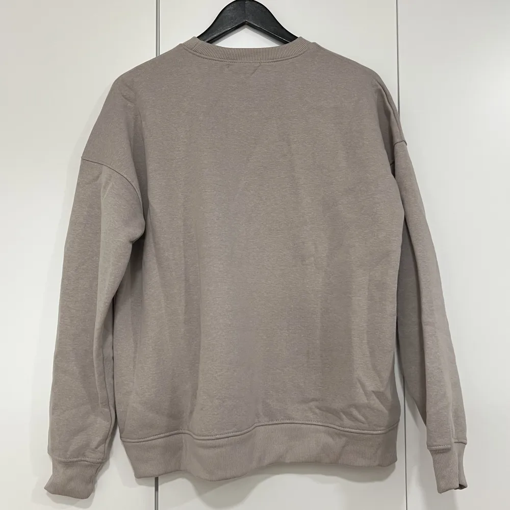 Säljer denna sweatshirt från Missguided i storlek 36 då den inte kommer till användning🫶🏼 Använd 1 gång, nyskick🥰. Tröjor & Koftor.