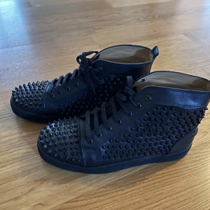 Svart skor  - En fin sko i äkta läder och bra skicka använd enbart en gång. Storlek 40 men fits 42-43