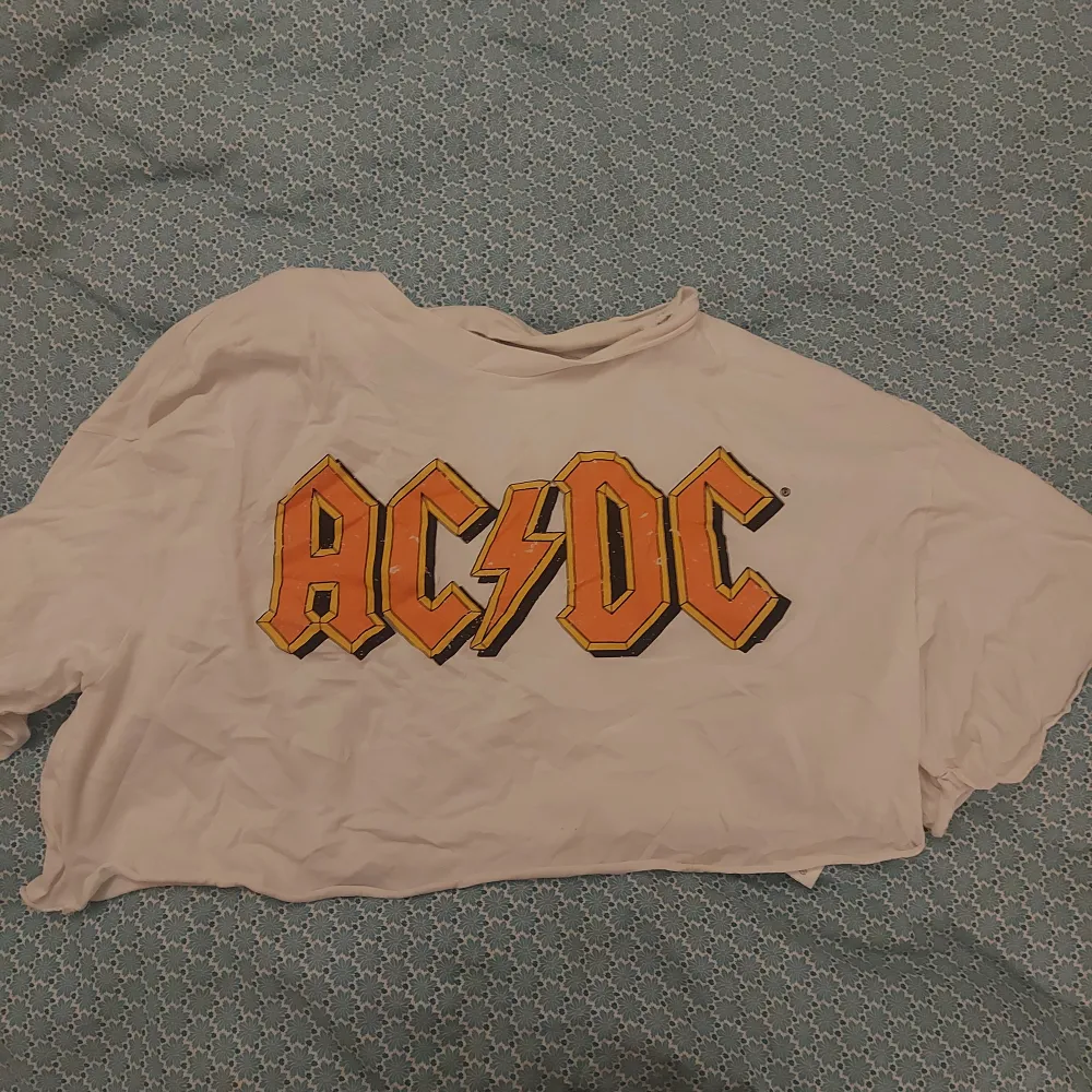 Crop top med AC/DC logga. . T-shirts.