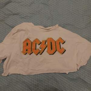 Crop top med AC/DC logga. 