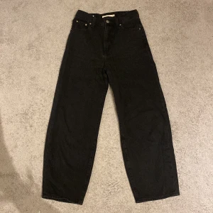 Levis jeans - Levis balloon leg jeans, storlek 25, bra kvalitet. Nya jeans, använda kanske 1 eller 2 gånger men visade sig vara för små. Köpt för 800kr