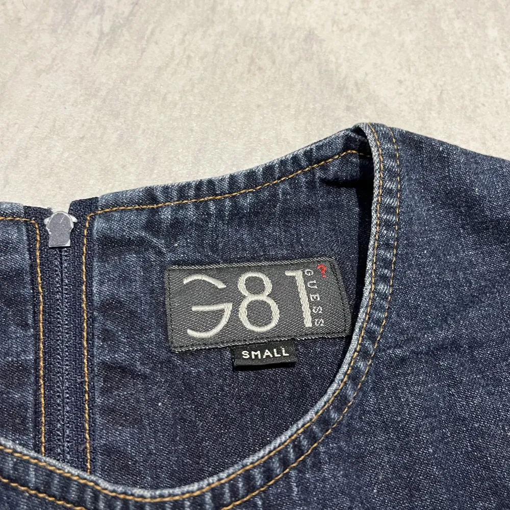 Coolaste jeansklänningen från Guess i nyskick. Färgen ges mest rättvisa i bild 3. Passar S/M :) . Klänningar.