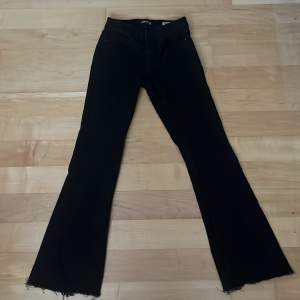 Låg midjade svarta jeans från pieces (asos)! Strl S, innerbendlängd 31. sitter snyggt/tight vid rumpan och löst längst ner. 🫶🏽