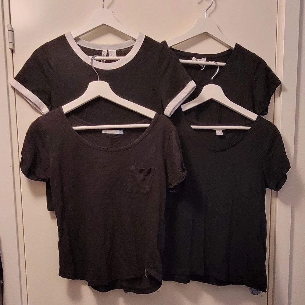 4 stycken svarta t-shirts. Två neutrala svarta i M. En svart med vita kanter i S. En svart med liten ficka i 34. Alla för 50 kr.. T-shirts.