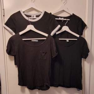 4 stycken svarta t-shirts. Två neutrala svarta i M. En svart med vita kanter i S. En svart med liten ficka i 34. Alla för 50 kr.