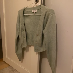 Kofta from other stories  - En ljusgrön stickad kofta från other stories🫶använd fåtal gånger, originalpris 700kr.❤️ 