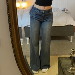MOS MOSH MIDWAIST JEANS - Finaste jeansen från Mosh Mosh som knappt är använda💗💗 Köpta för 700kr men originalpris är 1400kr❤️ Sitter jätte bra på mig som är 171 och ofta har storlek 36💓 Väldigt stretchiga och super bekväma 🥰🥰