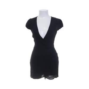 Jättesöt svart klänning med inbyggda shorts så en klänning/byxdress. Jättefint skick, kontakta vid fler frågor💫