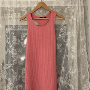 Rosa klänning - Rosa klänning. Använd 2ggr. Strechig. S från BIKBOK