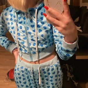 Hjärt sätt - Ett jättefint och skönt sätt med hjärtan💙tyvärr förstört för mig så jag kan inte ha det. För att sättet ska passa perfekt så måste kan ha ganska långa ben, tröjan är lite mindre än vad man tror. 