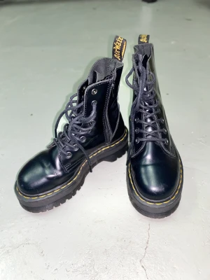 DR. MARTENS - JADON PLÅSTÖVLAR st36 - Säljer pga orkade inte gå in i de.   Använt endast tre gånger.  Ser ut som nya.  Köpte på footway för 2199kr 