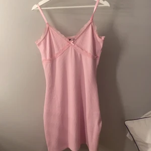 Rosa klänning H&M - Ribbad supersöt klänning, oanvänd, orginal pris 150kr, säljer för 100. Prislapp sitter kvar💖