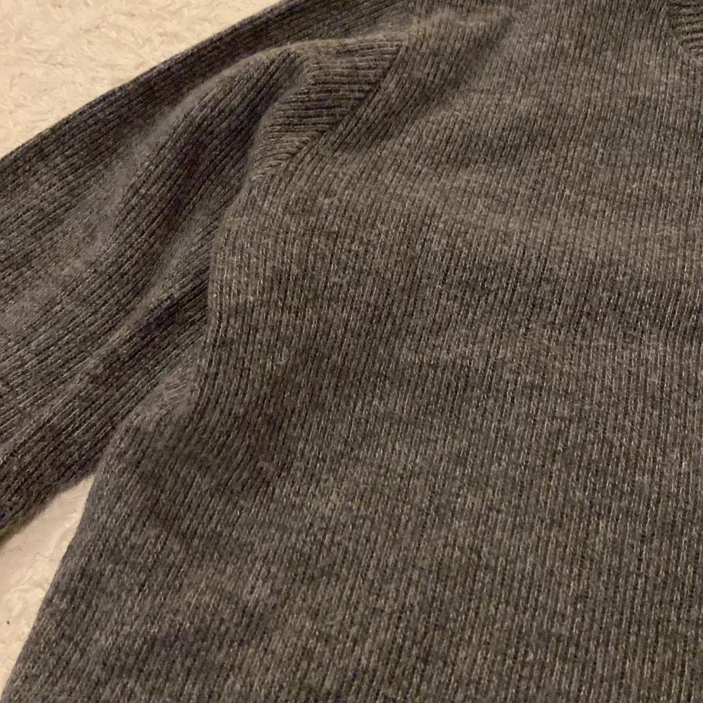 En fin grå croppad tröja, i stickat material. Köpt på Zara. Säljer för att jag inte använder den längre. Jättefint skick. Storlek S. Hör av er för mer information!. Tröjor & Koftor.