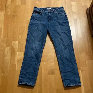 Ett par blåa jeans från Zara. Använt fåtal gånger. Jeansen är i storlek 40. Köpte för 500 kronor, säljer för 310 kronor. Är 1.55 och dom är perfekt i längden. 