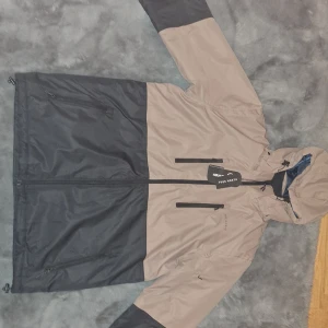 True North skidjacka storlek XLL - Köpt på Staduim men den kom aldrig till användning. Därför säljer jag jackan i helt nytt skick med prislappen på.