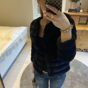 Fluff jacka - Superfin mörkblå jacka från vero moda! ❤️❤️Säljer bara för bra pris😊