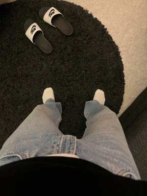 Levi’s jeans strl 29/32 - Jeansen har inte blivit använda alls. Köpta på Levi’s Store i Örebro för 1245 kr. Perfekt skick. Säljs eftersom jag insåg att jag hade redan ett par sånna här. Brukar ha på mig 30/32 men dom här e 29/32 men passar lika bra. Pris går att diskutera!