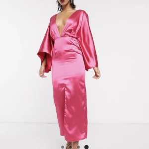 Klänning  - Rosa klänning från Asos. Finns i 34 och 36. 