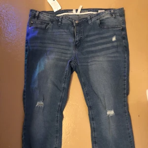 Jeans - Helt nya jeans med slits vid anklarna.