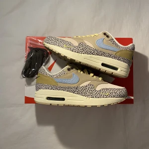 Air Max 1 (W) ”Safari Cobblestone” - Hej! Jag säljer två par helt nya Nike Air Max 1s i storlek 38 för 1450kr st ink frakt! 🐘🐆 Fraktar samma eller dagen efter betalning  🚚  Bara att skriva vid frågor💛💛