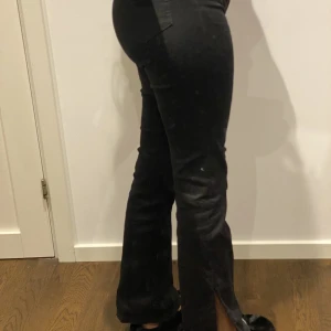 Split jeans Gina  - Split jeans Molly petite från Gina tricot i storlek M. Jag säljer dessa för de blivit för korta. Men de är i mycket bra skick då de endast använts någon månad. Skriv gärna för mer bilder. 